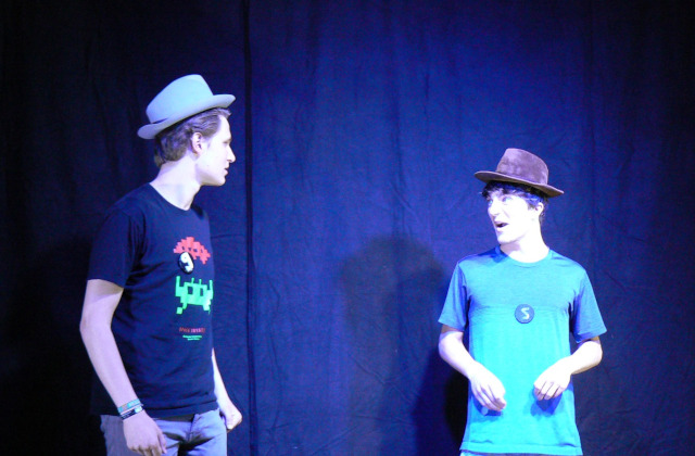 Zwei Jugendliche spielen Improvisationstheater